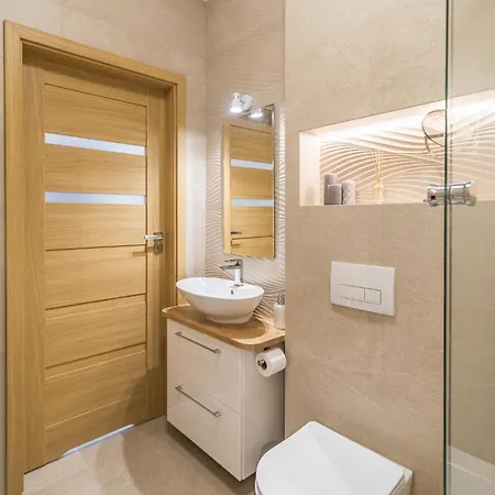 Apartman Old Town - Bus&tram Stops Nearby, Balcony - By Rentujemy Krakkó