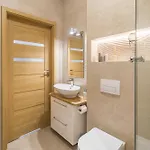 Apartman Old Town - Bus&tram Stops Nearby, Balcony - By Rentujemy Krakkó