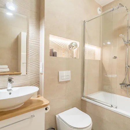 Old Town - Bus&tram Stops Nearby, Balcony - By Rentujemy Apartmán Krakov