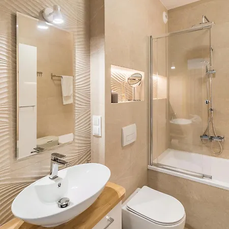 Appartement Old Town - Bus&tram Stops Nearby, Balcony - By Rentujemy