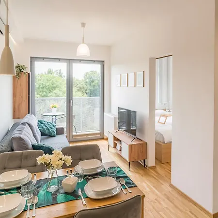 Appartement Old Town - Bus&tram Stops Nearby, Balcony - By Rentujemy